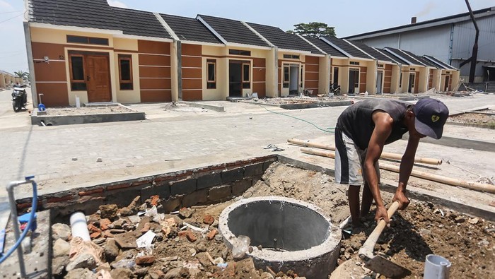 Realisasi penyaluran KPR skema FLPP di Jawa Tengah Pekerja menyelesaikan pembangunan rumah bersubsidi di Griya Bhina Karya Pondok, Solo Baru, Sukoharjo, Jawa Tengah, Selasa (7/10/2025). Berdasarkan data Dinas Perumahan dan Permukiman Jawa Tengah realisasi panyaluran Kredit Pemilikan Rumah (KPR) melalui skema Fasilitas Likuiditas Pembiayaan Perumahan (FLPP) per 29 September 2025 telah mencapai 15.920 unit yang tersebar di 33 kabupaten/kota di provinsi itu, realisasi tersebut menjadi yang terbesar kedua secara nasional untuk mendukung program pembangunan tiga juta rumah yang dicanangkan pemerintah pusat. ANTARA FOTO/Makna Zaezar/tom.