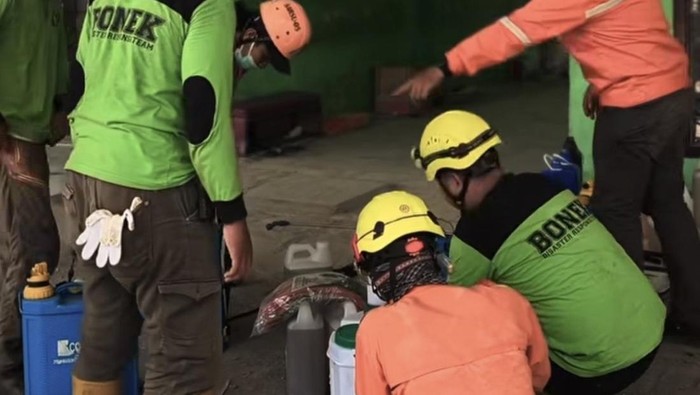 Relawan BDRT saat membantu di lokasi ambruknya Ponpes Al Khoziny.