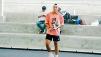 Padel ini karena Lini ngamuk berat badan gue naik after nikah. Gak sampai 10, 7 kilolah. Iya disuruh olahraga, karena main games dan makan, tuturnya. (Foto: dok Instagram rizkyfbian)