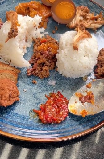 Rossa ikut tren 'Bon Appetit, Your Majesty' dengan menu nasi gudeg