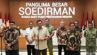 Menteri Pertahanan Sjafrie Sjamsoeddin (tengah) bersama Menteri Kesehatan Budi Gunadi Sadikin (kanan) dan Kepala Badan Pengawas Obat dan Makanan Taruna Ikrar (kiri) memberikan keterangan pers usai rapat di Rumah Sakit Pusat Pertahanan Negara (RSPPN) Panglima Besar Soedirman, Jl Veteran Raya, Bintaro, Jakarta, Selasa (7/10/2025).
