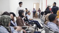 Para pasien tampak mengantre berobat di RSPPN Panglima Besar Soedirman.   
