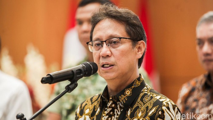Menteri Pertahanan Sjafrie Sjamsoeddin (tengah) bersama Menteri Kesehatan Budi Gunadi Sadikin (kanan) dan Kepala Badan Pengawas Obat dan Makanan Taruna Ikrar (kanan) memberikan keterangan pers usai rapat di Rumah Sakit Pusat Pertahanan Negara (RSPPN) Panglima Besar Soedirman, Jl Veteran Raya, Bintaro, Jakarta, Selasa (7/10/2025).