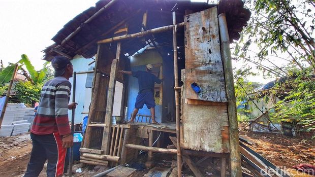 Rumah lapuk Ma Awang di Bandung