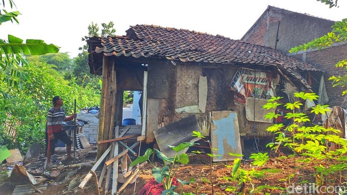 Rumah lapuk Ma Awang di Bandung