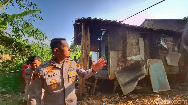 Rumah lapuk Ma Awang di Bandung