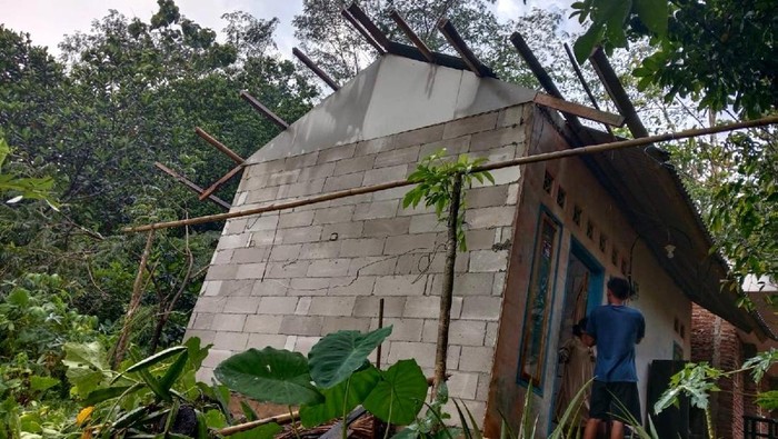 Rumah rusak diterjang angin puting beliung