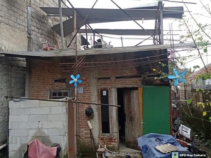 Rumah rusak usai diterjang angin puting beliung di Depok (dok.istimewa)