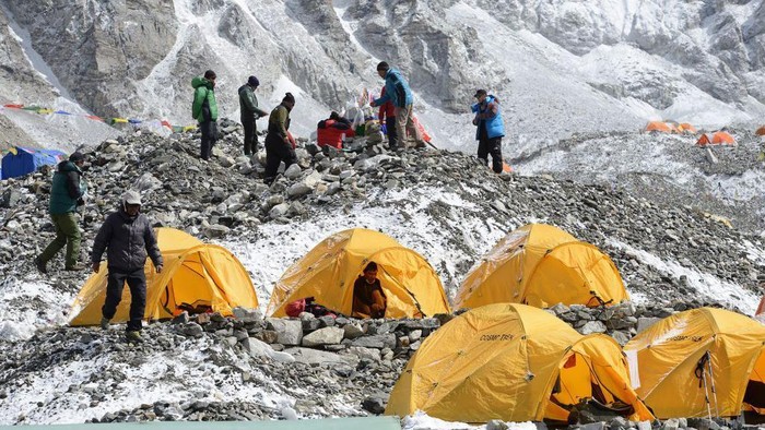 Saat saya bangun, saljunya sudah setebal satu meter  Apa yang diketahui tentang ratusan pendaki yang terjebak badai salju di Gunung Everest