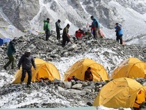 500 Pendaki Terjebak Badai di Gunung Everest Berhasil Dievakuasi