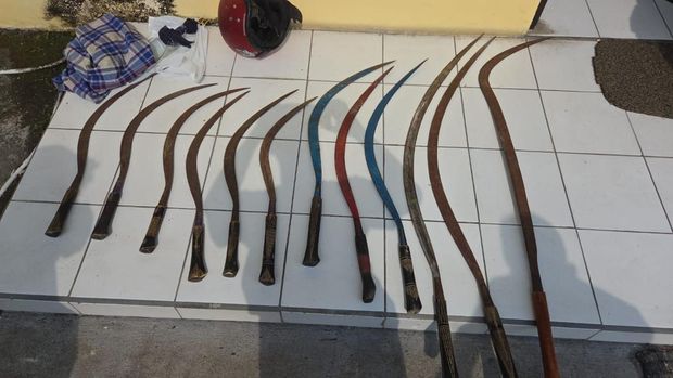 Belasan celurit yang ditemukan warga di persawahan Jalan Karet, Pleret, Bantul.
