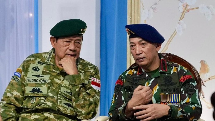 Presiden ke-6 RI Susilo Bambang Yudhoyono (SBY) dan Kapolri Jenderal Listyo Sigit Prabowo akrab dalam rangkaian puncak HUT TNI di Monas beberapa waktu lalu. Keduanya mengobrol di holding room Monas.