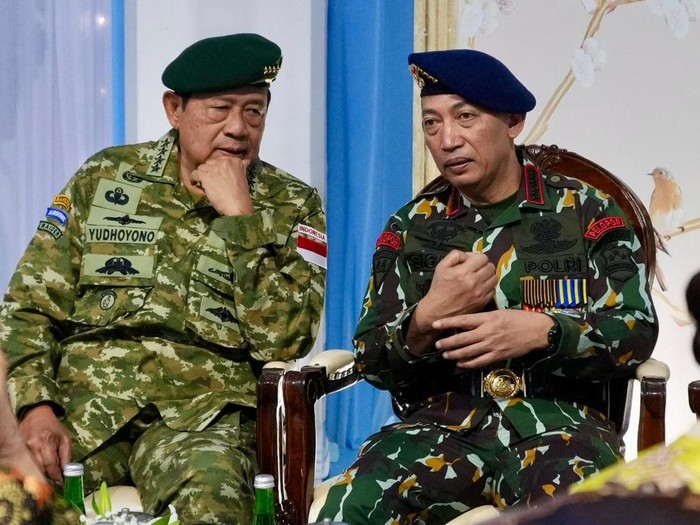 Presiden ke-6 RI Susilo Bambang Yudhoyono (SBY) dan Kapolri Jenderal Listyo Sigit Prabowo akrab dalam rangkaian puncak HUT TNI di Monas beberapa waktu lalu. Keduanya mengobrol di holding room Monas.