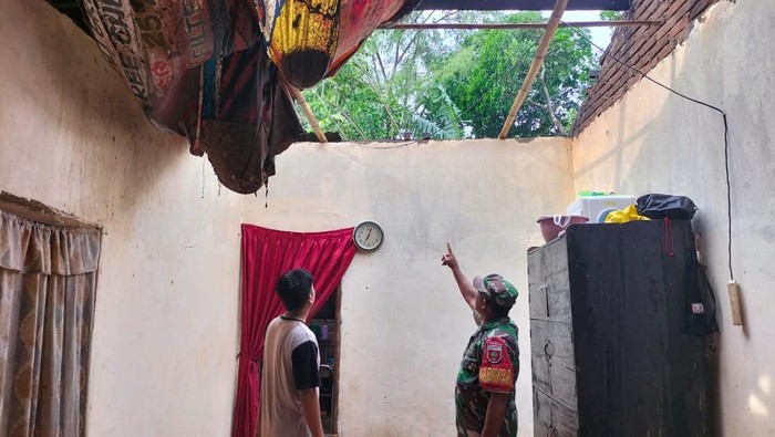 Sebanyak 332 rumah dilaporkan rusak akibat angin puting beliung di Gowa.