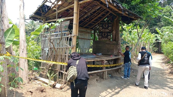 Sebuah gubuk diduga lokasi minum-minuman keras dipasang police line yang berada di wilayah Desa Bondowoso, Kecamatan Mertoyudan, Kabupaten Magelang, Selasa (7/10/2025).
