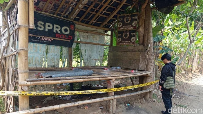 Sebuah gubuk diduga lokasi minum-minuman keras dipasang police line yang berada di wilayah Desa Bondowoso, Kecamatan Mertoyudan, Kabupaten Magelang, Selasa (7/10/2025).