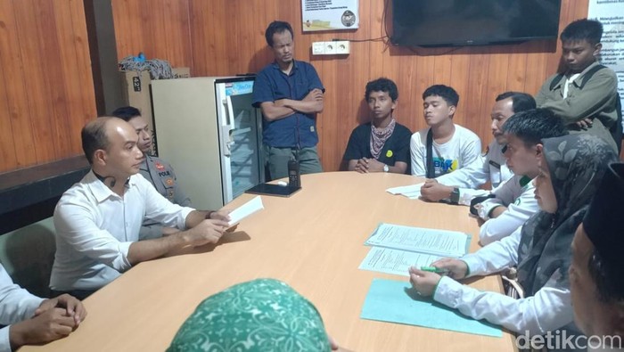 Sejumlah mahasiswa didampingi Satgas PPKS UIN Palopo mendatangi Polres Palopo.