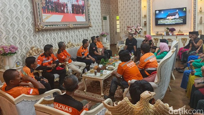 Sejumlah relawan yang turut mengevakuasi korban ponpes ambruk diundang ke rumah dinas Wakil Bupati Sidoarjo Hj Mimik Idayana.