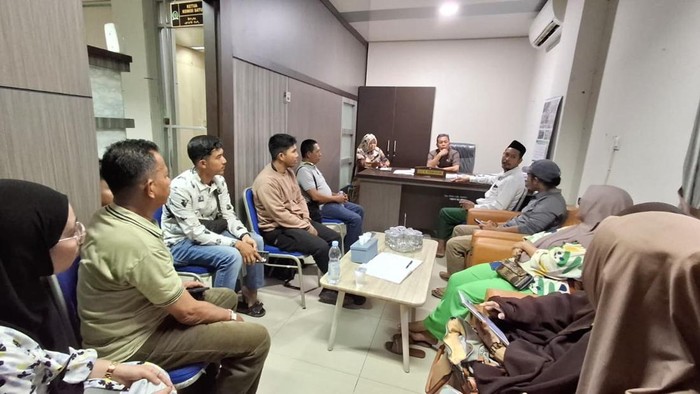 Sejumlah user Perumahan Pesona Adnin mengadu ke DPRD Maros usai unit rumah dan sertifikat tak kunjung diberikan developer.