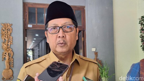Sekda Kota Mataram, Lalu Alwan Basri, saat dikonfirmasi di kantornya, Selasa (7/10/2025). (Nathea Citra/detikBali)