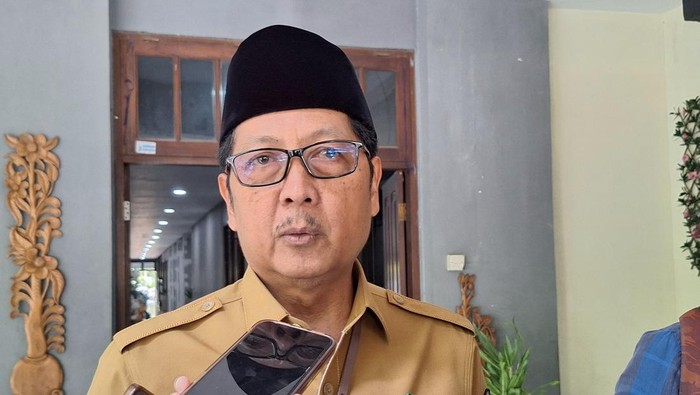 Sekda Mataram, Lalu Alwan Basri, saat dikonfirmasi di  kantornya, Selasa (7/10/2025). (Nathea Citra/detikBali)