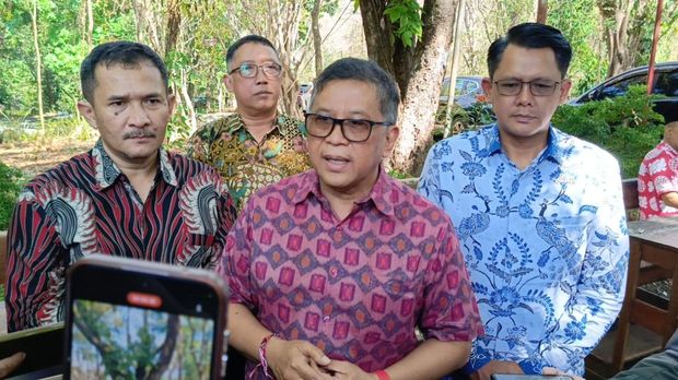 Sekjen PDIP Hasto Kristiyanto didampingi Ketua DPC PDIP Kota Jogja Eko Suwanto dan Wabup Sleman Danang Maharsa Sekjen PDIP Hasto Kristiyanto didampingi Ketua DPC PDIP Kota Jogja Eko Suwanto dan Wabup Sleman Danang Maharsa di Gunungkidul.