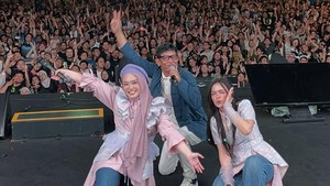Setelah 15 tahun menghilang, Sinta dan Jojo akhirnya kembali ke panggung lewat set Centil Era di Synchronize Fest 2025 bareng Oom Leo. Foto: Instagram Sinta