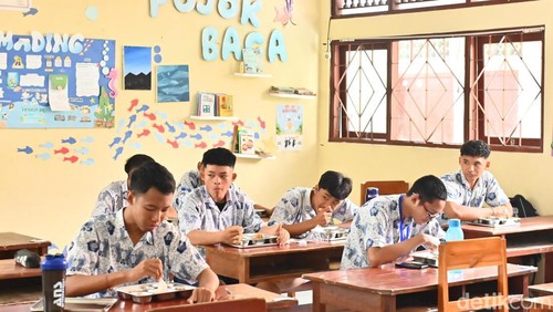 Siswa di Denpasar, Bali saat menikmati makan bergizi gratis (MBG) pada Rabu (7/5/2025).