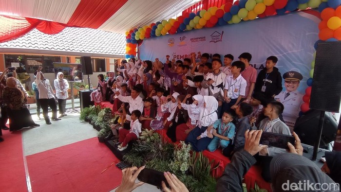 Siswa Sekolah Rakyat Kota Tasikmalaya berfoto sebelum mengikuti kegiatan MPLS.