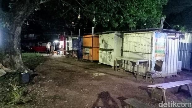 Suasana Pasar Seni Parepare dengan sejumlah lapak yang tertutup.
