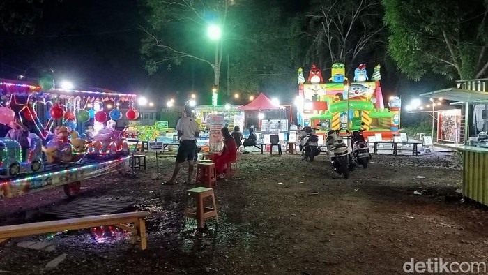 Suasana Pasar Seni Parepare dengan sejumlah lapak yang tertutup.