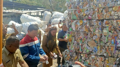 Suasana saat penyerahan Hoist Crane di Bank Sampah Mutiara Timor di Kupang, Selasa (7/10/2025). (Simon Selly/detikBali)