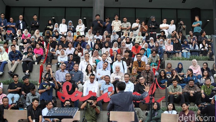 Suasana kemeriahan acara Detik Sore on Location di Sarinah, Jakarta Pusat, Selasa (7/10/2025). Acara diskusi tentang energi yang menghadirkan Menteri ESDM, Dirut Pertamina dan Dirut PLN itu bertujuan untuk memberikan edukasi tentang pengetahuan energi kepada generasi muda. Selain itu Menteri ESDM Bahlil memberikan beasiswa kepada sejumlah mahasiswa pada acara itu.