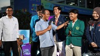 Dalam kesempatan tersebut, Menteri ESDM Bahlil Lahadalia memberikan beasiswa kepada sejumlah mahasiswa.
