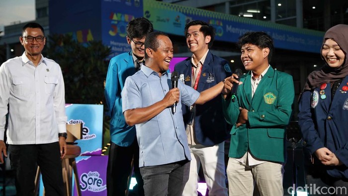 Suasana kemeriahan acara Detik Sore on Location di Sarinah, Jakarta Pusat, Selasa (7/10/2025). Acara diskusi tentang energi yang menghadirkan Menteri ESDM, Dirut Pertamina dan Dirut PLN itu bertujuan untuk memberikan edukasi tentang pengetahuan energi kepada generasi muda. Selain itu Menteri ESDM Bahlil memberikan beasiswa kepada sejumlah mahasiswa pada acara itu.