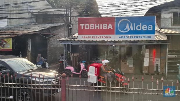 Surga barang elektronik di Kramat Jati sepi ditinggal kabur pembeli. (CNBC Indonesia/Chandra Dwi Pranata)