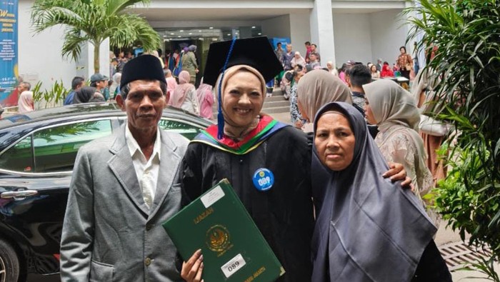 Sutarwo dna putrinya saat wisuda