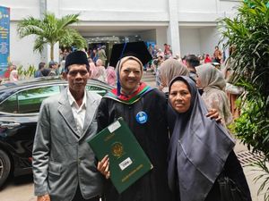 Kisah Petani Tegal Antar Anak Raih Gelar Sarjana di UNJ