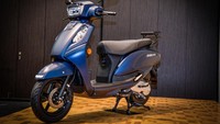 Suzuki Address 125 terbaru bukan meluncur di Indonesia, melainkan di Jepang. Harga kendaraan itu naik 6.600 yen atau Rp 730 ribuan dibandingkan model sebelumnya. Kini, konsumen yang berminat membelinya harus menyiapkan 280 ribu yen atau Rp 31 jutaan (termasuk pajak). Foto: Doc. Suzuki