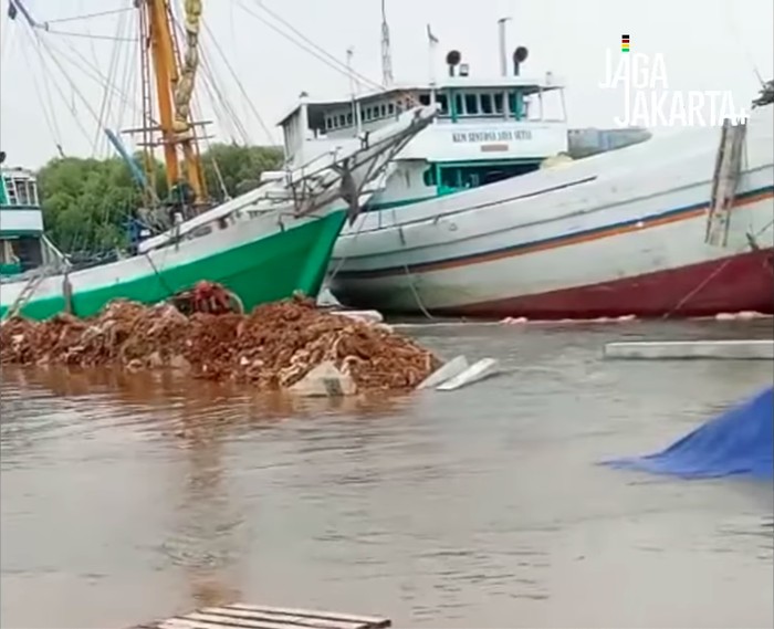 Tanggul di wilayah Sunda Kelapa, Penjaringan, Jakut dikabarkan jebol. Lalu lintas (lalin) di Penjaringan pun macet. (dok Polsek Penjaringan)