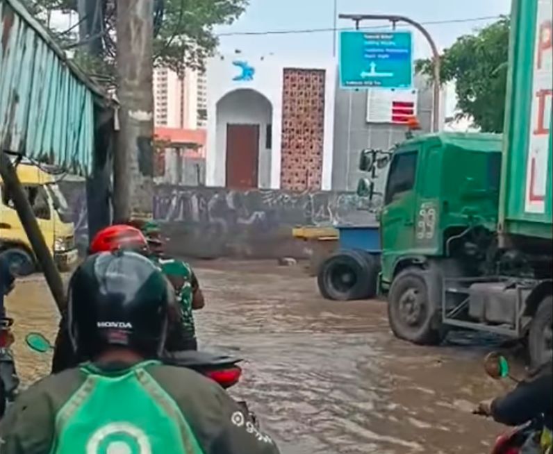 Tanggul di wilayah Sunda Kelapa, Penjaringan, Jakut dikabarkan jebol. Lalu lintas (lalin) di Penjaringan pun macet. (dok Polsek Penjaringan)