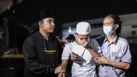 Keluarga menangis usai menyaksikan jenazah korban runtuhnya mushala Ponpes Al Khoziny di RS Bhayangkara Surabaya, Senin (6/10/2025). Tim DVI Polda Jatim telah mengidentifikasi 17 korban dari 59 kantong jenazah dan menyerahkannya kepada keluarga. ANTARA FOTO/Rizal Hanafi 