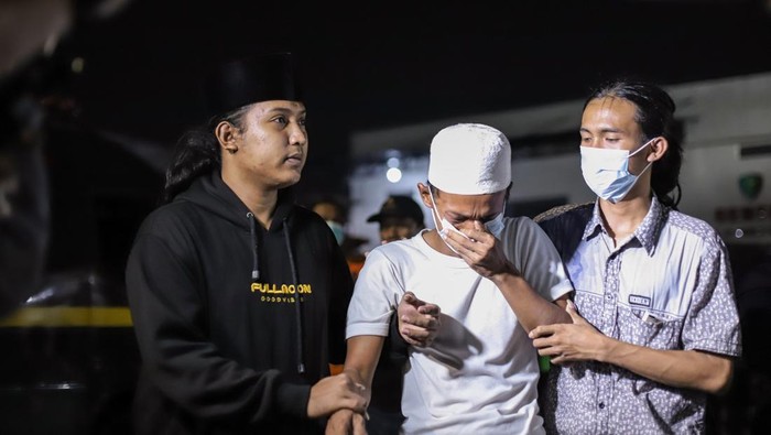Tangis Keluarga Pecah Usai Melihat Jenazah Korban Ponpes Al Khoziny Keluarga menangis usai menyaksikan jenazah korban runtuhnya bangunan mushala Pondok Pesantren (Ponpes) Al Khoziny di Rumah Sakit Bhayangkara H.S. Samsoeri Mertojoso, Surabaya, Jawa Timur, Senin (6/10/2025). Menurut data Disaster Victim Investigation (DVI) Polda Jatim hingga Senin (6/10) pukul 20.00 WIB, telah berhasil mengidentifikasi 17 korban dari 59 kantong jenazah dan semua korban yang teridentifikasi telah diserahkan ke keluarganya. ANTARA FOTO/Rizal Hanafi/foc.