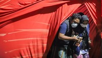 Tangis duka pecah di RS Bhayangkara Surabaya saat keluarga korban runtuhnya mushala Ponpes Al Khoziny melihat jenazah sanak mereka, Senin (6/10/2025). Hingga malam hari, 17 korban telah berhasil diidentifikasi oleh tim DVI Polda Jatim. ANTARA FOTO/Rizal Hanafi 