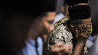 Suasana haru menyelimuti RS Bhayangkara Surabaya saat anggota NU dan keluarga korban menggelar doa bersama, Senin (6/10/2025). Mereka berharap proses evakuasi dan identifikasi seluruh korban segera selesai. ANTARA FOTO/Rizal Hanafi 