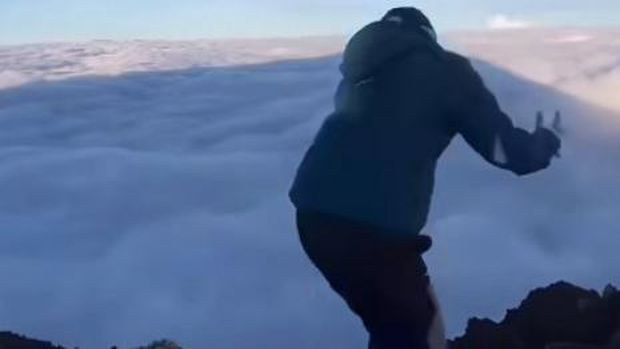Tangkapan layar video viral pendaki perempuan yang asyik berjoget di puncak Gunung Rinjani, Lombok NTB. (tangkapan layar IG @_rinjaniindonesia)