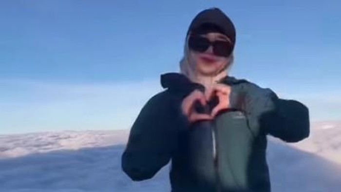 Tangkapan layar video viral pendaki perempuan yang asyik berjoget di puncak Gunung Rinjani, Lombok NTB. (tangkapan layar IG @_rinjaniindonesia)