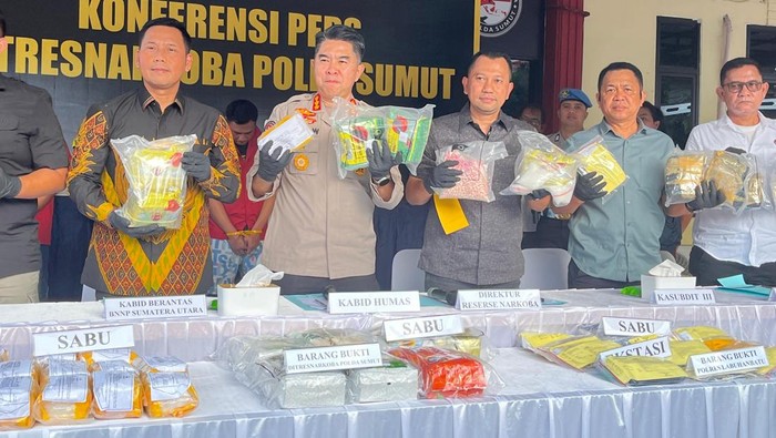 Teks foto: Polda Sumut saat konferensi pers kasus narkoba. (Foto: Finta Rahyuni/detikSumut)
