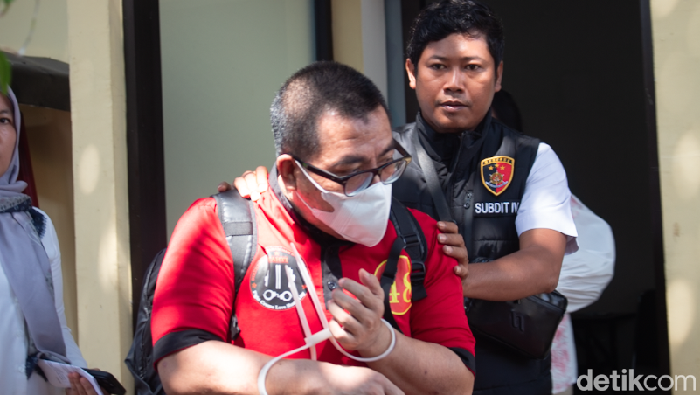 Tersangka Mudlah Andi Abdullah alias MMA diserahkan ke Kejari Mataram, Selasa (7/10/2025). (Foto : Abdurrasyid Efendi/detikBali).