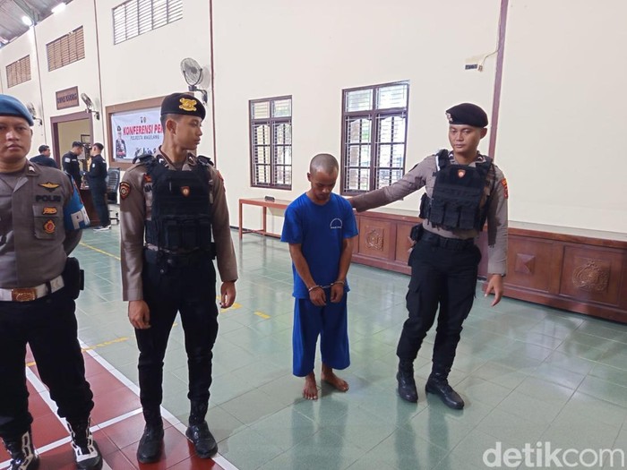 Tersangka pencurian emas saat dihadirkan di rilis kasus Polresta Magelang, Selasa (7/10/2025).